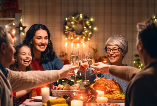 Familia reunida chocando copas a modo de celebración navideña.